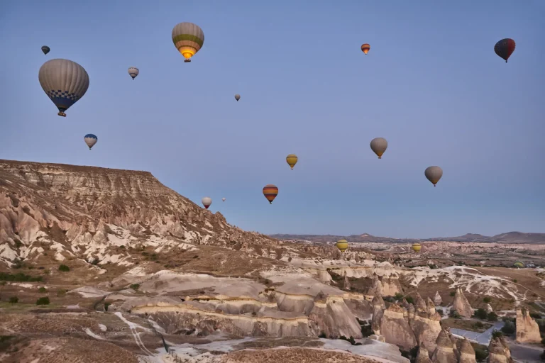 Globos aerostáticos sobre el Valle Rosa en Capadocia, Turquía