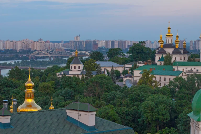 Vista aérea de Kiev con el monasterio de las Cuevas (Lavra) y el río Dniéper, Ucrania