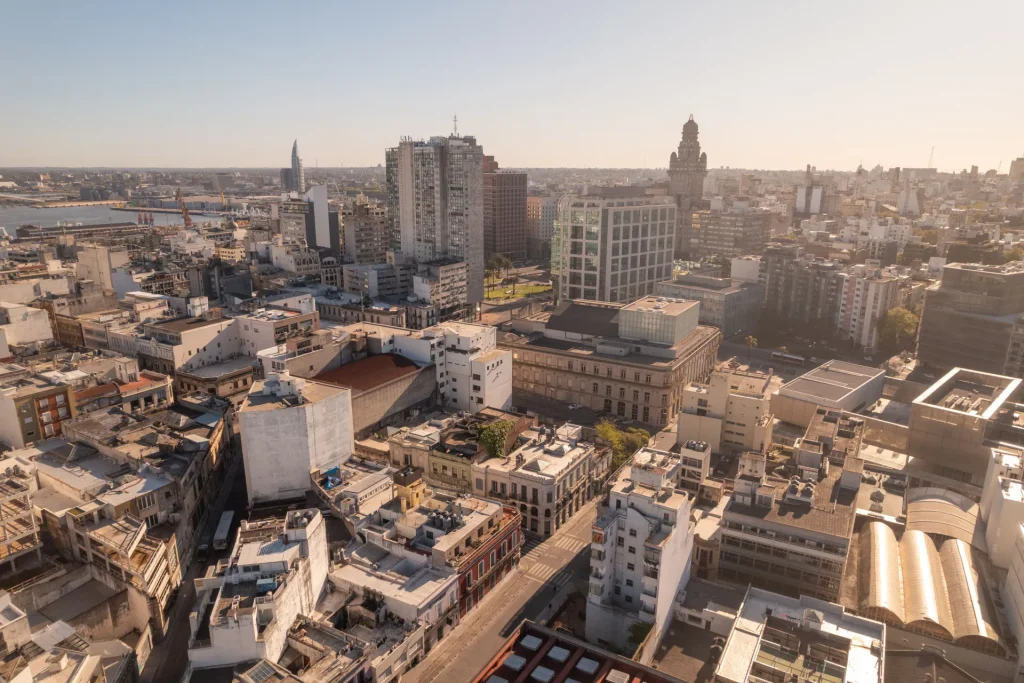 Vista aérea de Montevideo y sus edificios emblemáticos, Uruguay