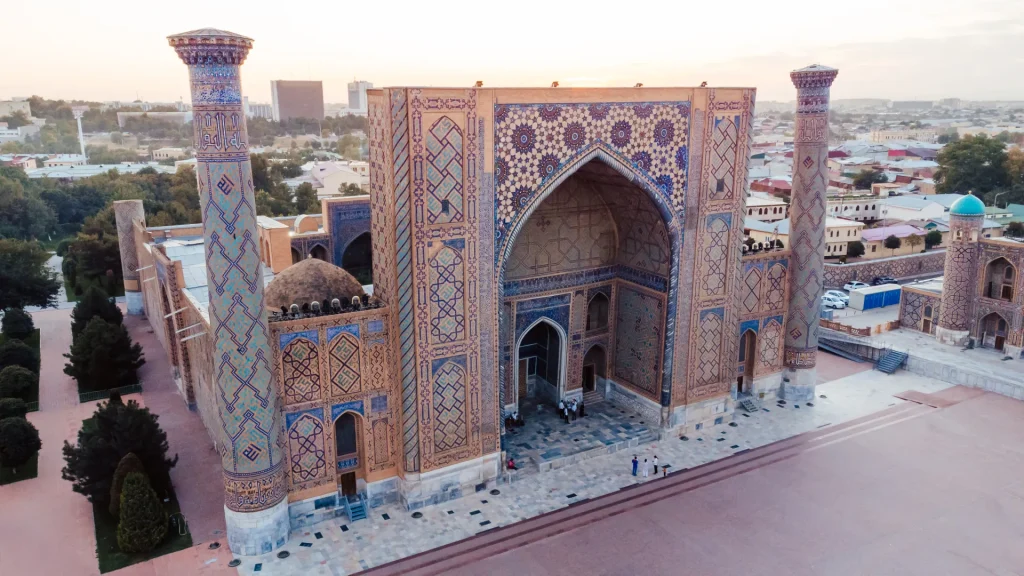 Plaza del Registán en Samarcanda al atardecer, Uzbekistán