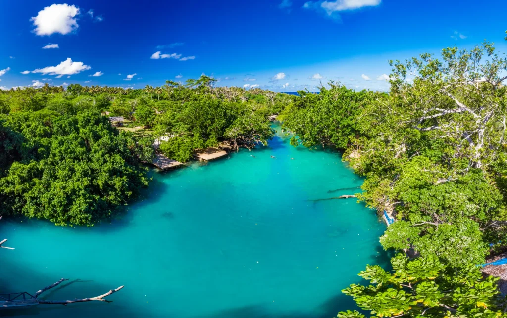 Laguna Azul de aguas turquesas en la isla de Efate, Vanuatu