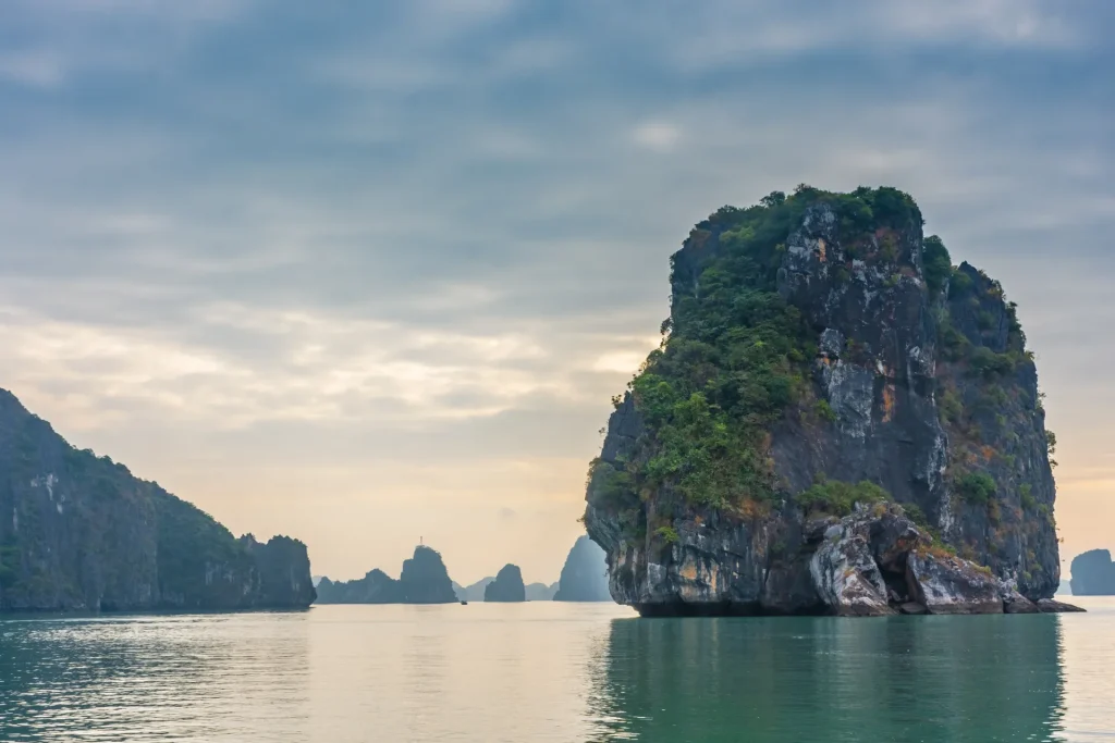 Amanecer sobre las islas kársticas de la bahía de Ha Long, Vietnam