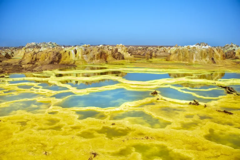 Formaciones salinas y aguas termales de colores en la depresión de Danakil, triángulo de Afar
