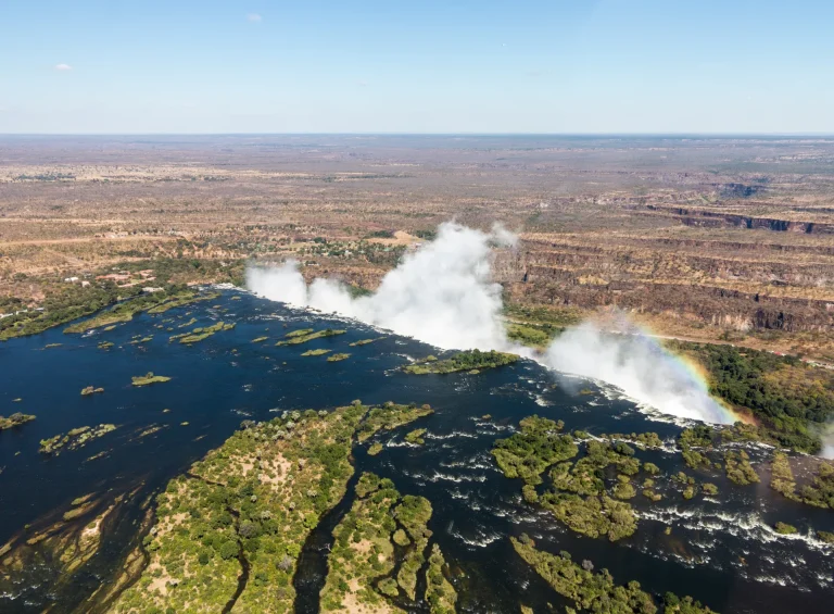 Vista aérea de las Cataratas Victoria (Mosi-oa-Tunya) en el río Zambeze, Zimbabue
