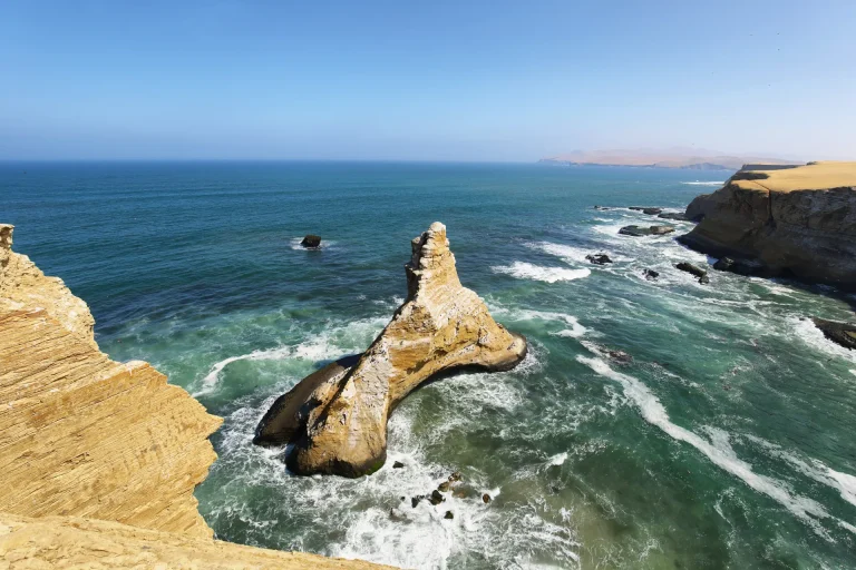 Acantilados y formación rocosa sobre el océano Pacífico en la Reserva Nacional de Paracas, Ica, Perú