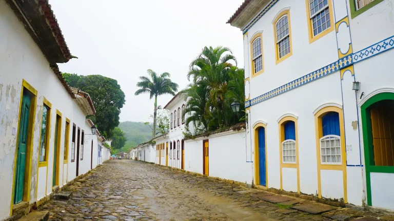 Calle empedrada con casas coloniales blancas en el centro histórico de Paraty, Brasil
