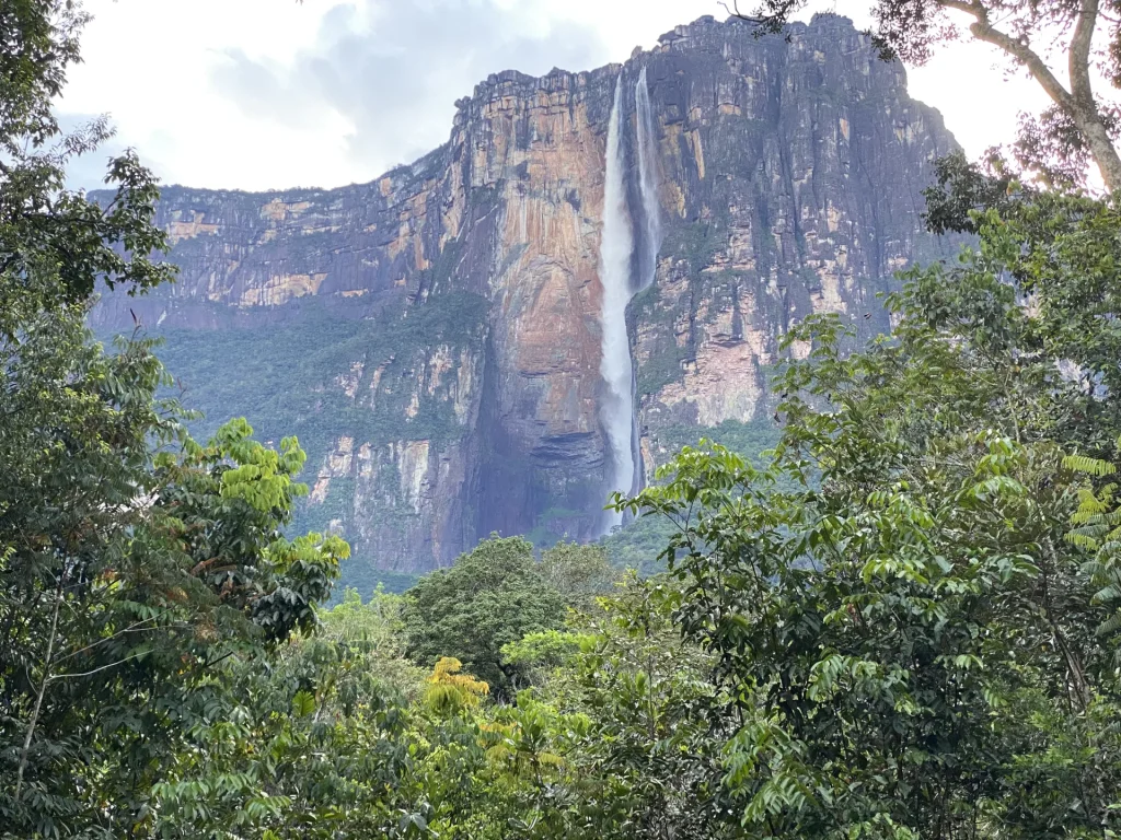 Salto Ángel cayendo desde el Auyantepui en el Parque Nacional Canaima, Bolívar, Venezuela
