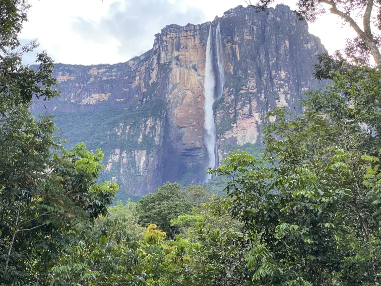 Salto Ángel cayendo desde el Auyantepui en el Parque Nacional Canaima, Bolívar, Venezuela
