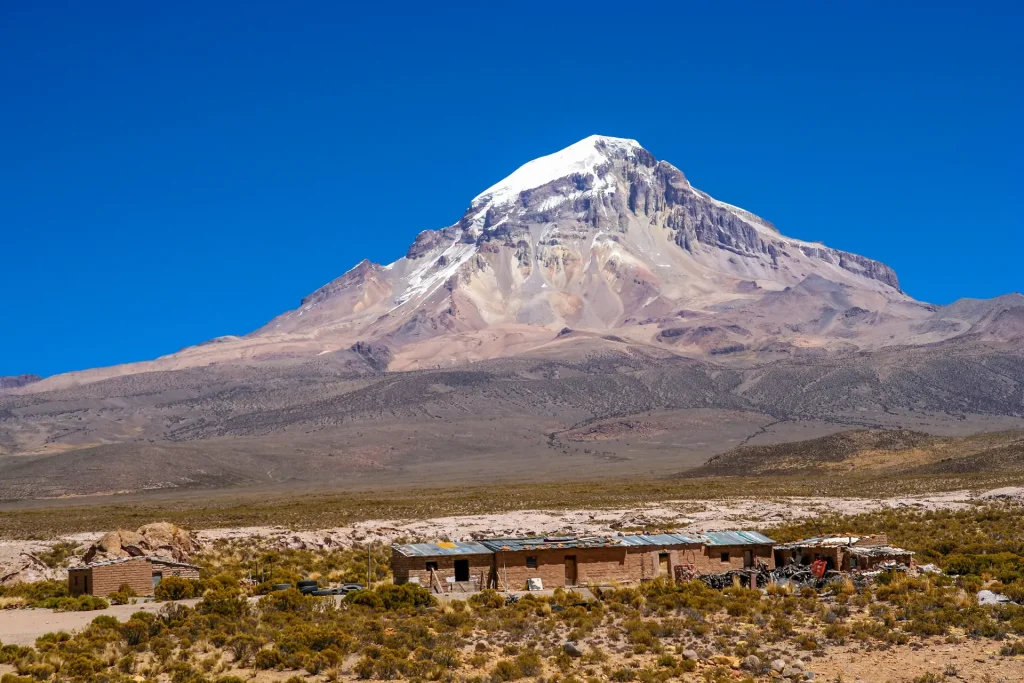 Volcán Nevado Sajama cubierto de nieve sobre el altiplano, Parque Nacional Sajama, Bolivia