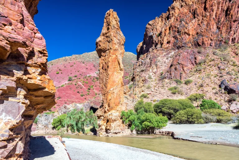 Formaciones rocosas rojizas y cañón en el sur de Bolivia, paisaje similar al Parque Nacional Toro Toro
