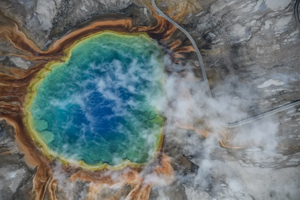 Vista aérea del Grand Prismatic Spring en el Parque Nacional Yellowstone, Estados Unidos