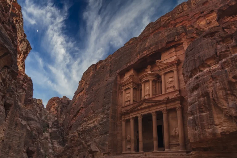 Fachada de Al Khazneh (El Tesoro) tallada en roca rosada en Petra, Jordania