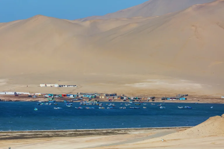 Costa desértica del Pacífico con caleta de pescadores en el norte de Perú, región de Piura