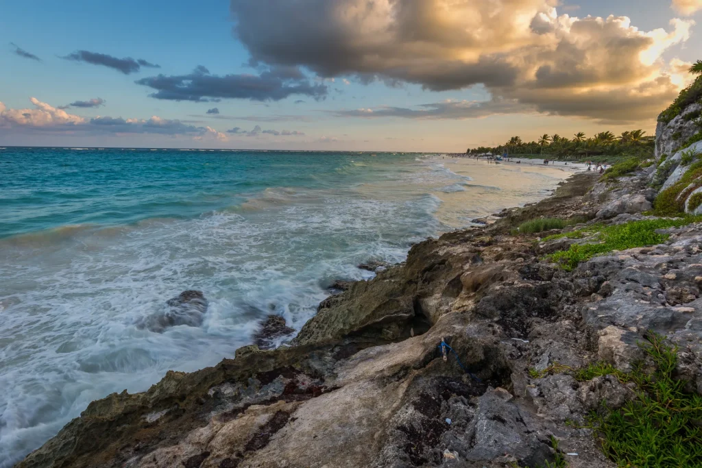 Costa rocosa y mar Caribe al atardecer en la Riviera Maya, cerca de Playa del Carmen, México
