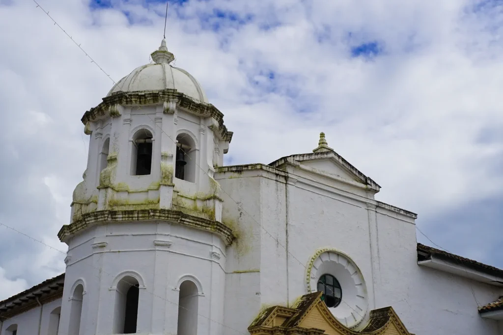 Iglesia colonial blanca en el centro histórico de Popayán, la Ciudad Blanca de Colombia