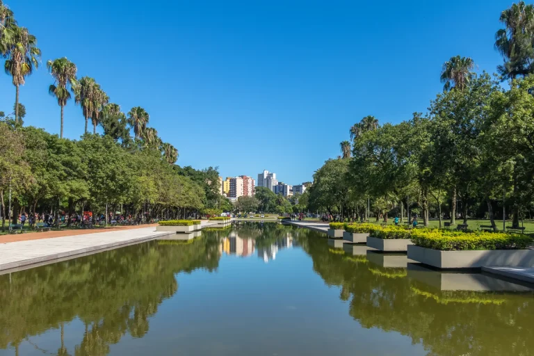 Espejo de agua y palmeras en el Parque Farroupilha (Redenção), Porto Alegre, Brasil