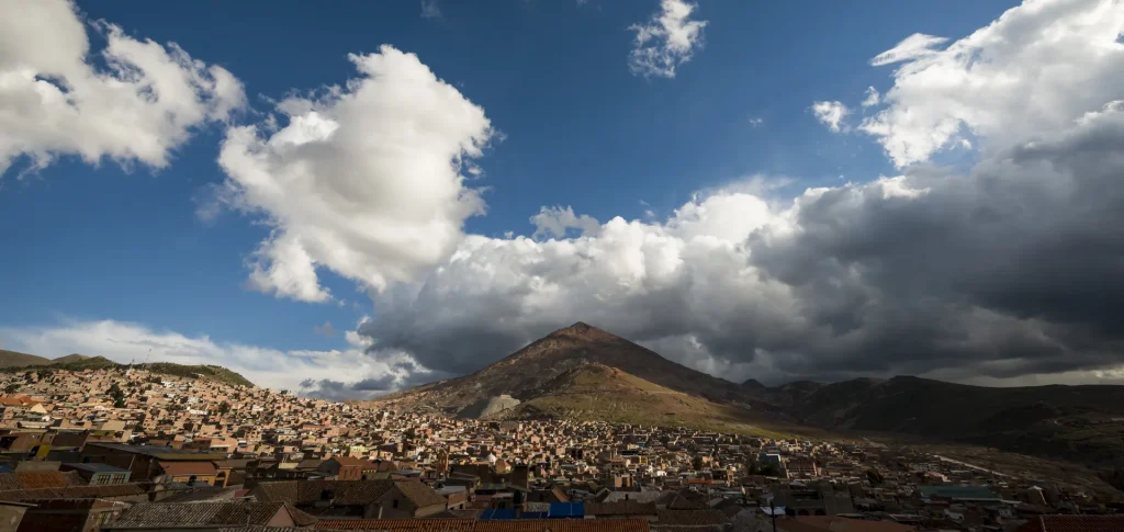 Ciudad de Potosí con el Cerro Rico al fondo, Bolivia