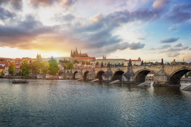 Puente de Carlos sobre el río Moldava y el Castillo de Praga al atardecer, República Checa
