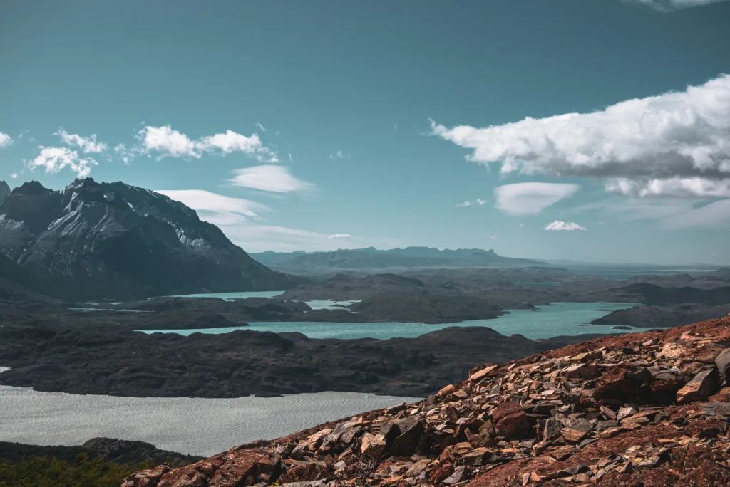 Lagos y montañas de la Patagonia chilena cerca de Puerto Natales, camino a Torres del Paine