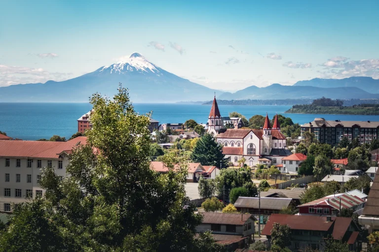 Vista aérea de Puerto Varas con la iglesia del Sagrado Corazón y el volcán Osorno, Chile