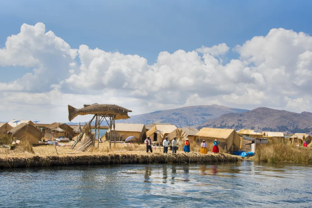 Islas flotantes de los Uros con barcas de totora en el lago Titicaca, Puno, Perú