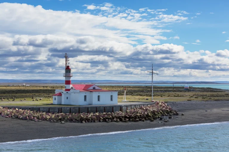 Faro a orillas del Estrecho de Magallanes, región de Punta Arenas, Chile