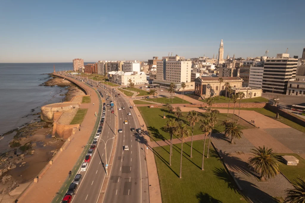 Rambla costera con edificios frente al mar en Uruguay, similar a la costa de Punta del Este