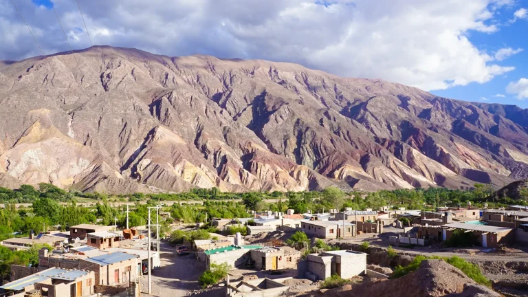 Pueblo al pie de cerros de colores en la Quebrada de Humahuaca, Jujuy, Argentina