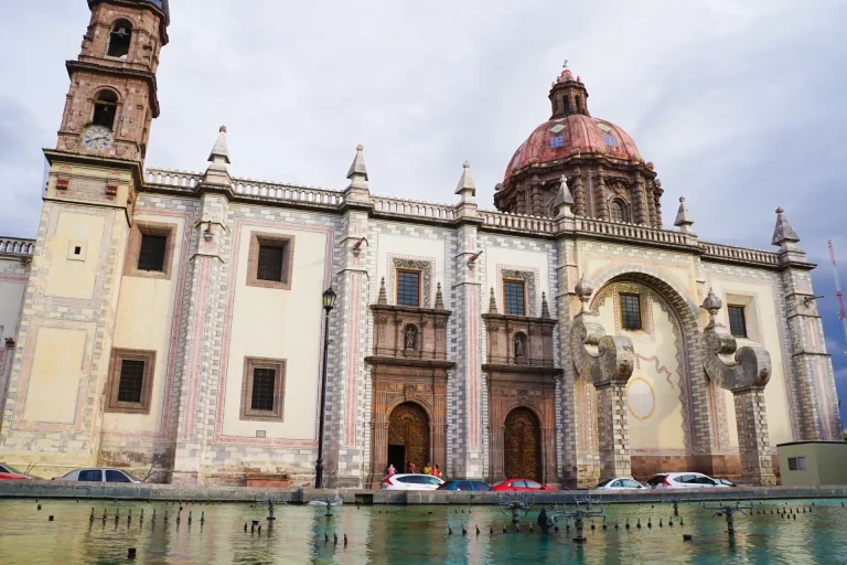 Templo de Santa Rosa de Viterbo en el centro histórico de Querétaro, México