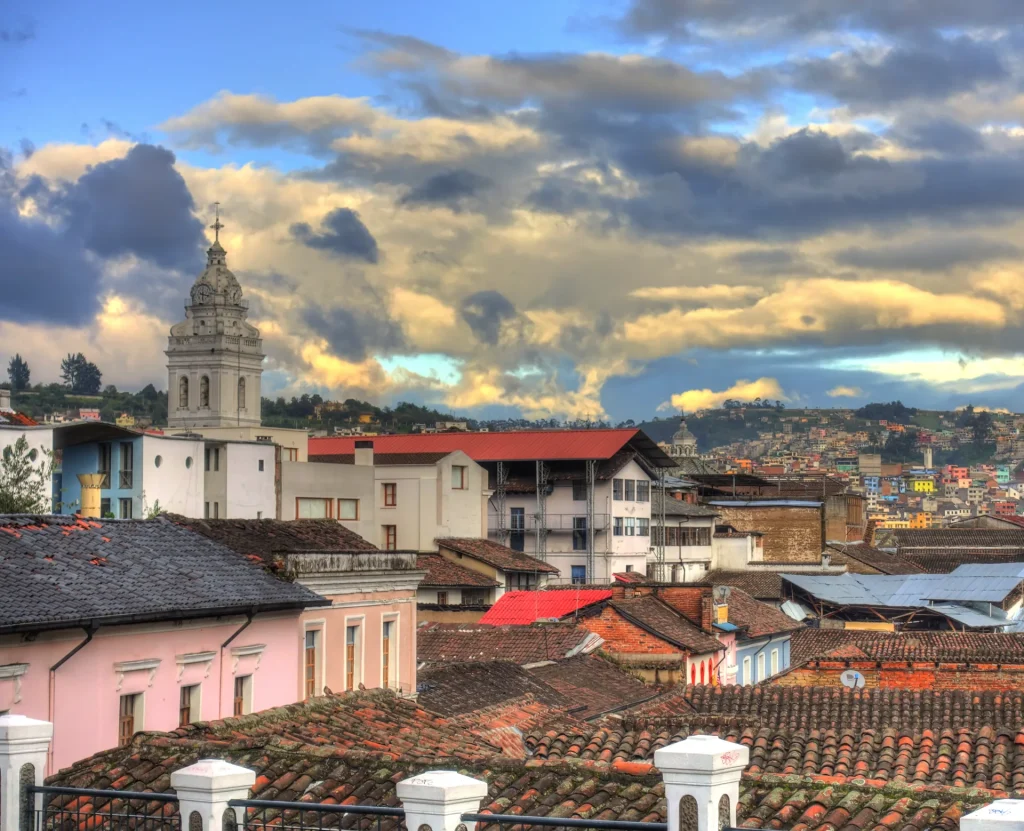 Vista panorámica de Quito entre montañas, Ecuador
