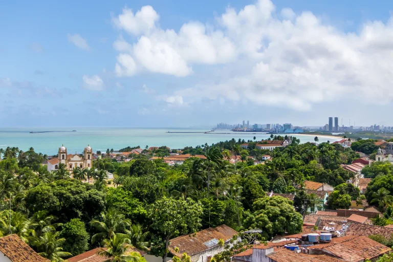 Vista desde Olinda hacia el horizonte de Recife junto al mar, Pernambuco, Brasil