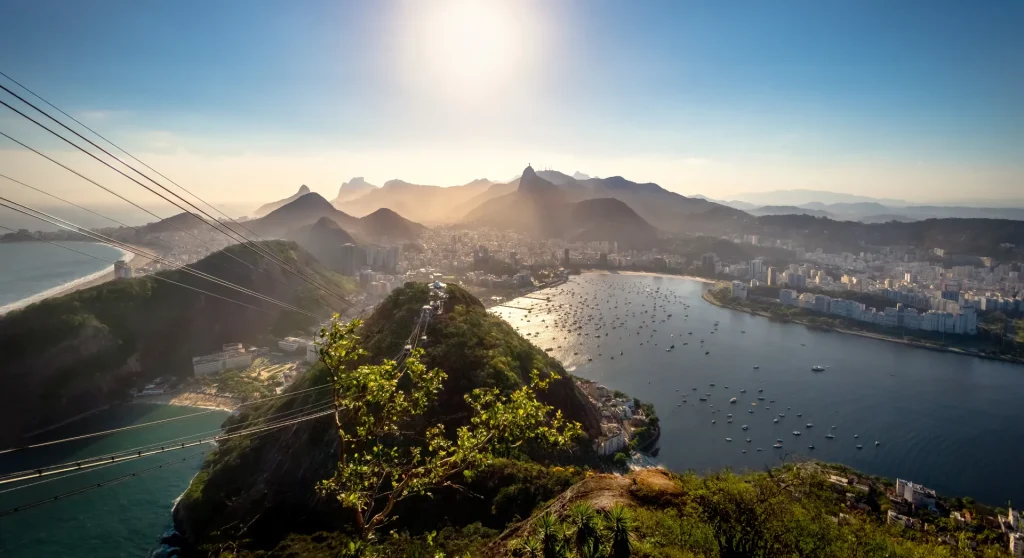 Vista aérea de Río de Janeiro con Urca, el Corcovado y la bahía de Guanabara, Brasil