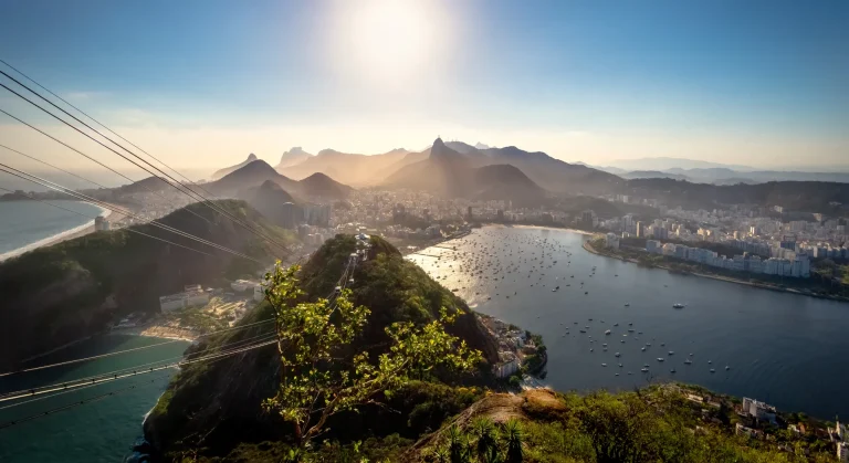 Vista aérea de Río de Janeiro con Urca, el Corcovado y la bahía de Guanabara, Brasil