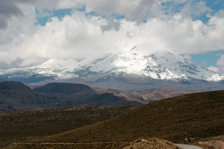 Volcán Chimborazo nevado sobre el paisaje andino, cerca de Riobamba, Ecuador