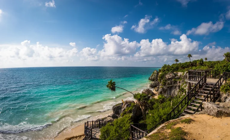 Ruinas mayas de Tulum frente al mar Caribe turquesa en la Riviera Maya, México