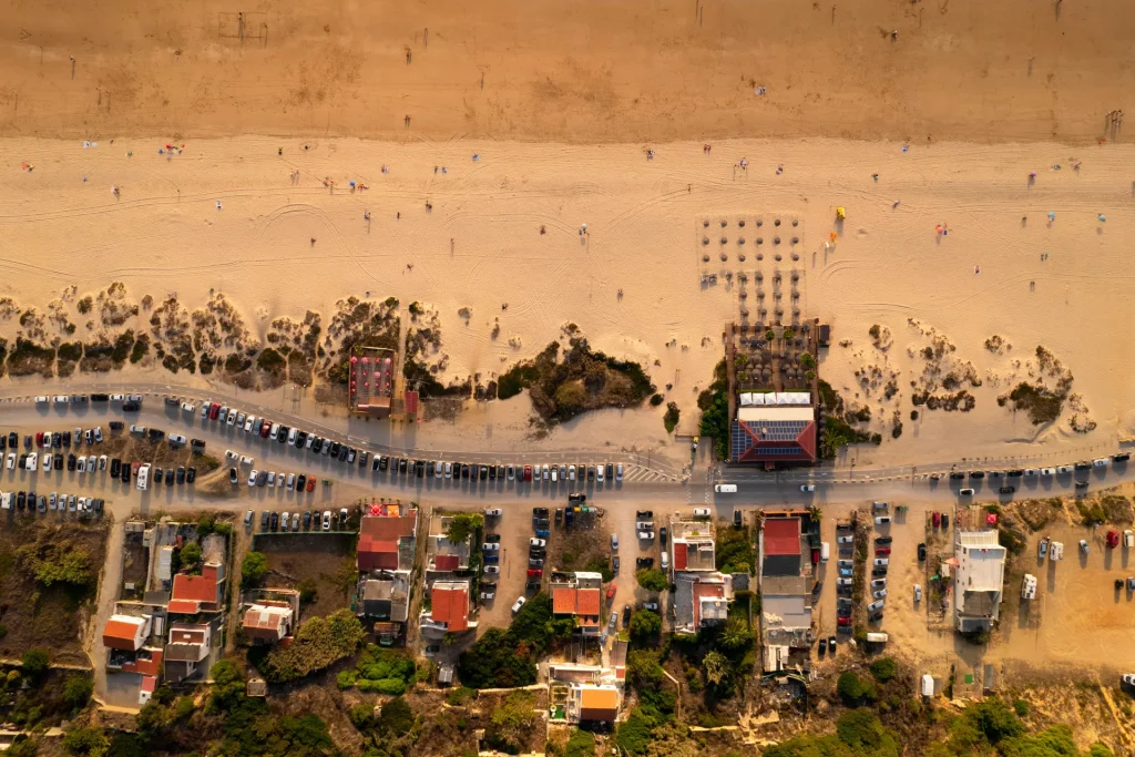 Vista aérea de un balneario con casas junto a la playa de arena, como los de la costa de Rocha, Uruguay