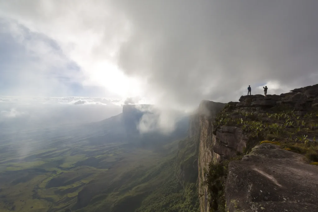 Borde del tepuy Roraima entre nubes con vista a la Gran Sabana, Venezuela
