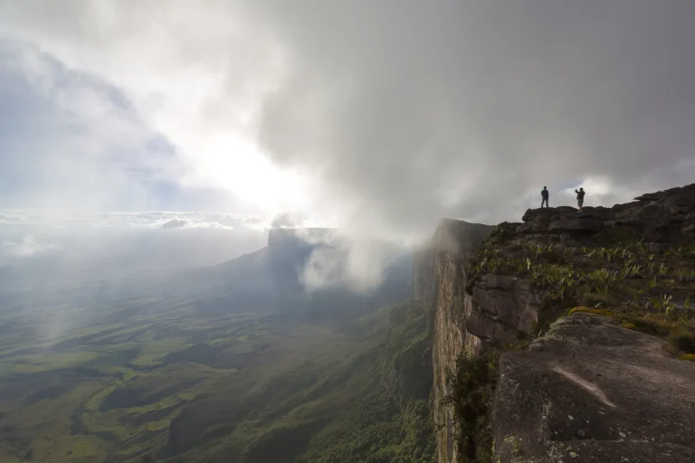 Borde del tepuy Roraima entre nubes con vista a la Gran Sabana, Venezuela