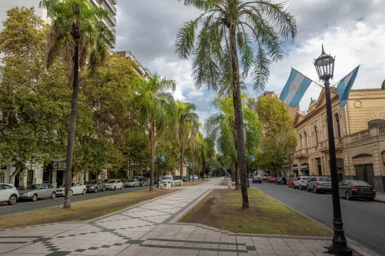 Bulevar Oroño con palmeras y edificios históricos en Rosario, Santa Fe, Argentina