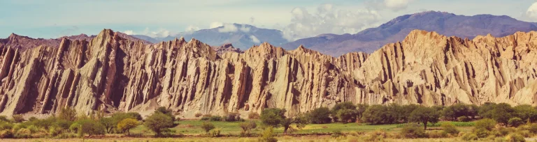 Formaciones rocosas de los Valles Calchaquíes, región de las Ruinas de Quilmes, noroeste de Argentina