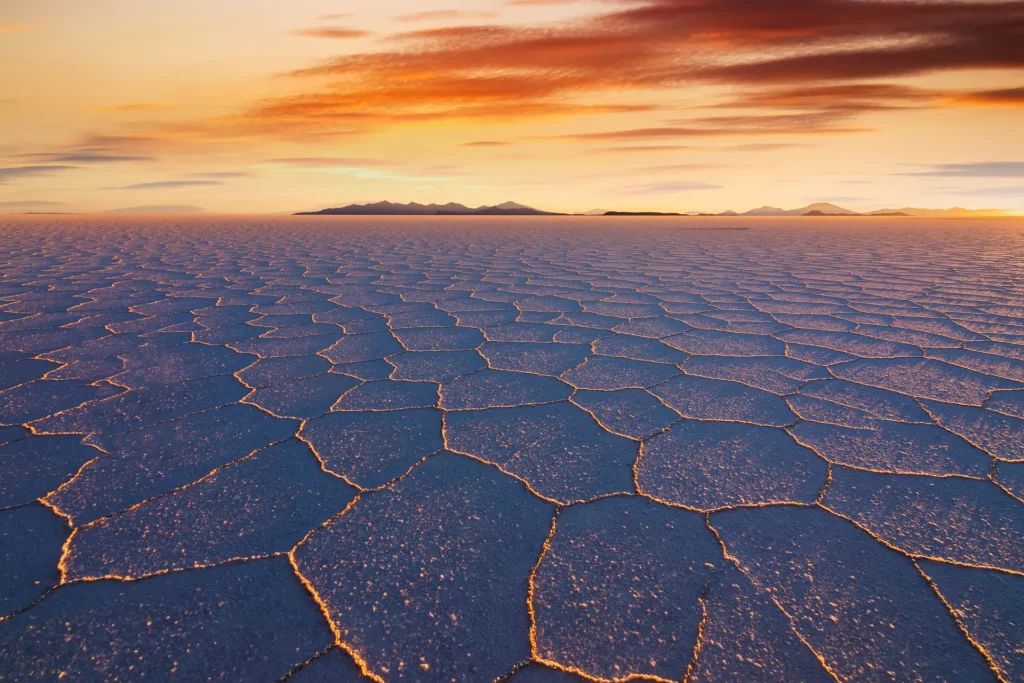 Atardecer sobre los hexágonos de sal del Salar de Uyuni, Bolivia