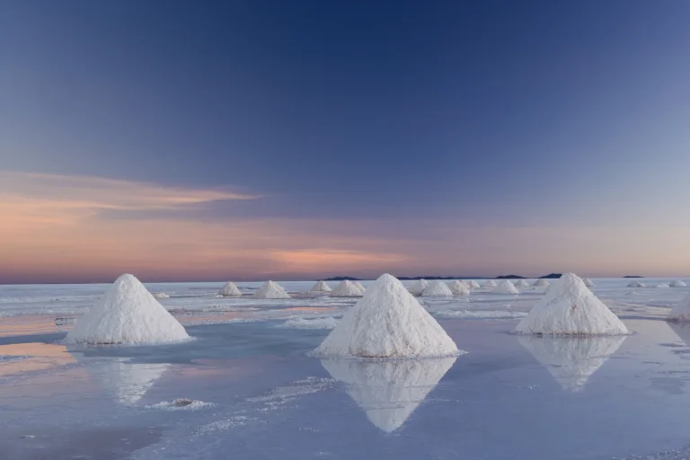 Montículos de sal en un salar del altiplano, como las Salinas Grandes de Jujuy y Salta, Argentina