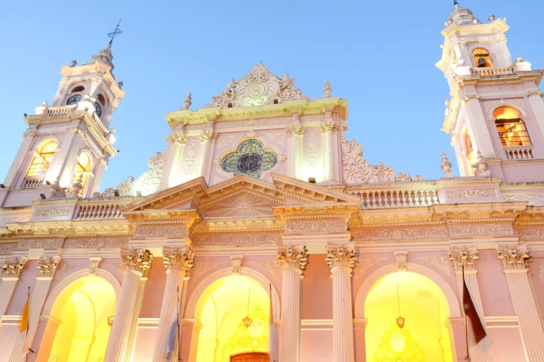 Fachada de la Basílica y Convento de San Francisco en Salta, Argentina