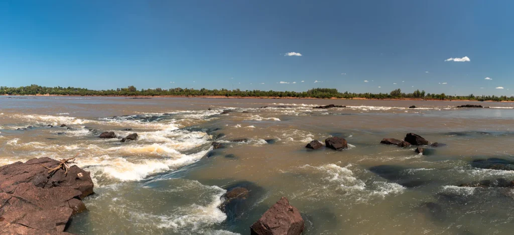 Panorámica de los rápidos del Salto Chico en el río Uruguay, Salto, Uruguay