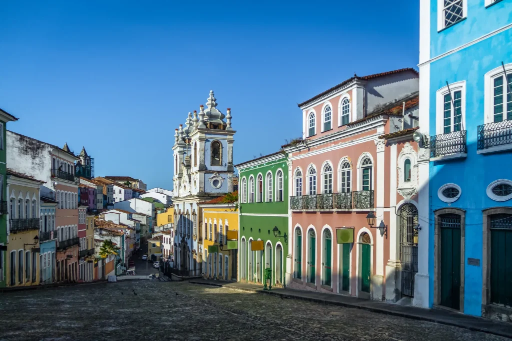 Casas coloniales coloridas e iglesia en el Pelourinho, Salvador de Bahía, Brasil