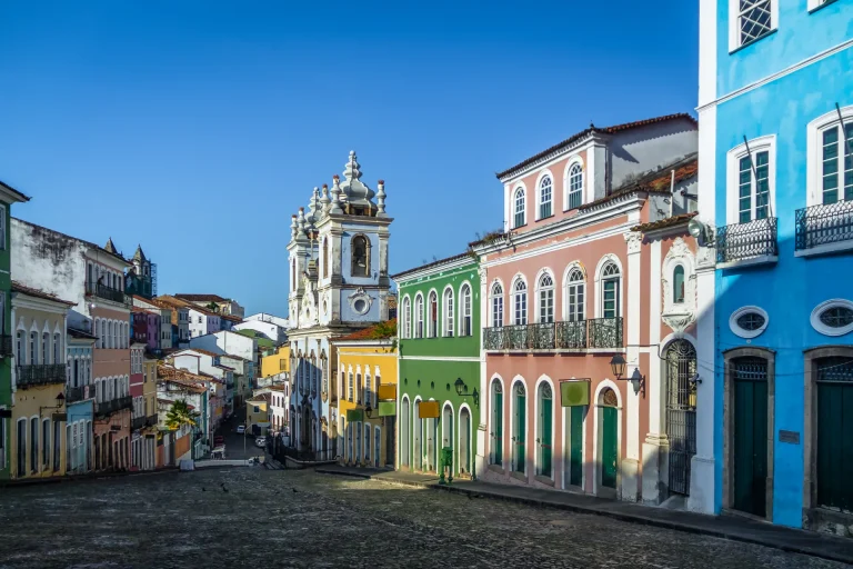 Casas coloniales coloridas e iglesia en el Pelourinho, Salvador de Bahía, Brasil