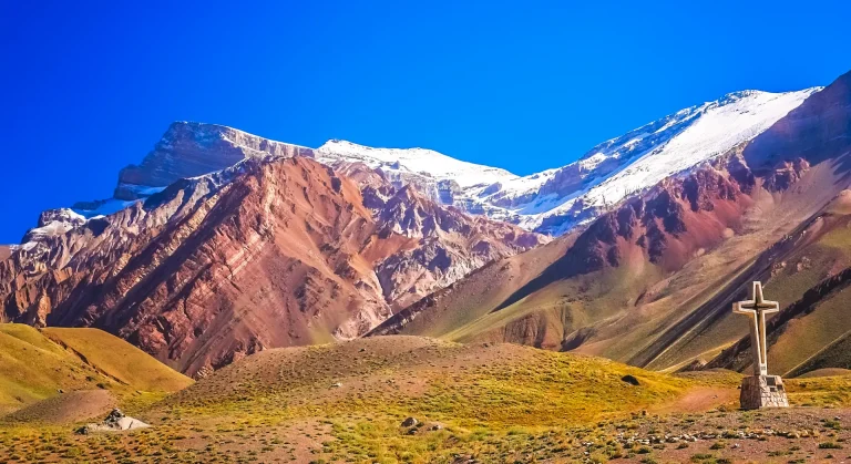 Montañas de colores de la cordillera de los Andes en el oeste argentino, paisaje similar al de San Juan