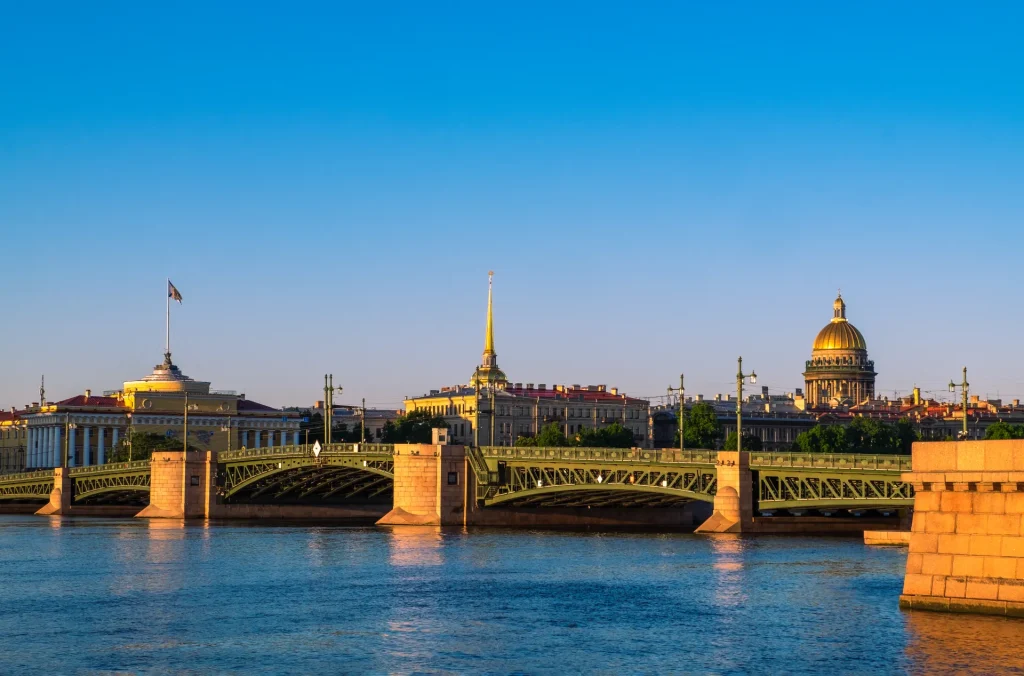 Puente del Palacio sobre el río Neva con el Almirantazgo y la Catedral de San Isaac, San Petersburgo, Rusia