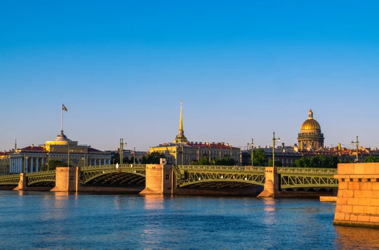 Puente del Palacio sobre el río Neva con el Almirantazgo y la Catedral de San Isaac, San Petersburgo, Rusia