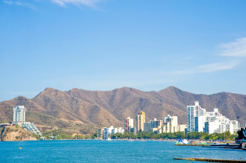 Bahía de Santa Marta con edificios frente al mar y montañas, Colombia